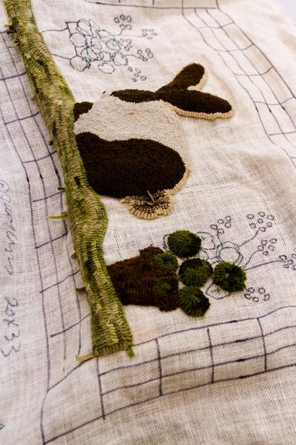 Haft na lnianej tkaninie